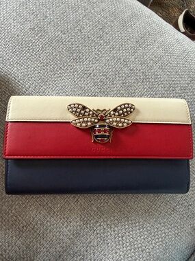 Auth Gucci Calfskin Queen Margaret Flap Wallet 
Jeweled Bee - Red/Cream/Blue